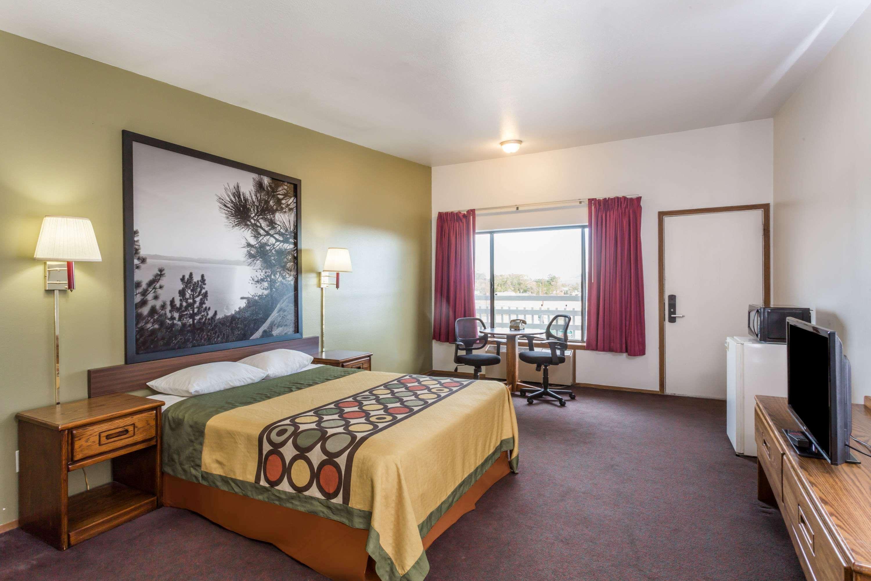 Super 8 By Wyndham Wells Hotel Exterior foto