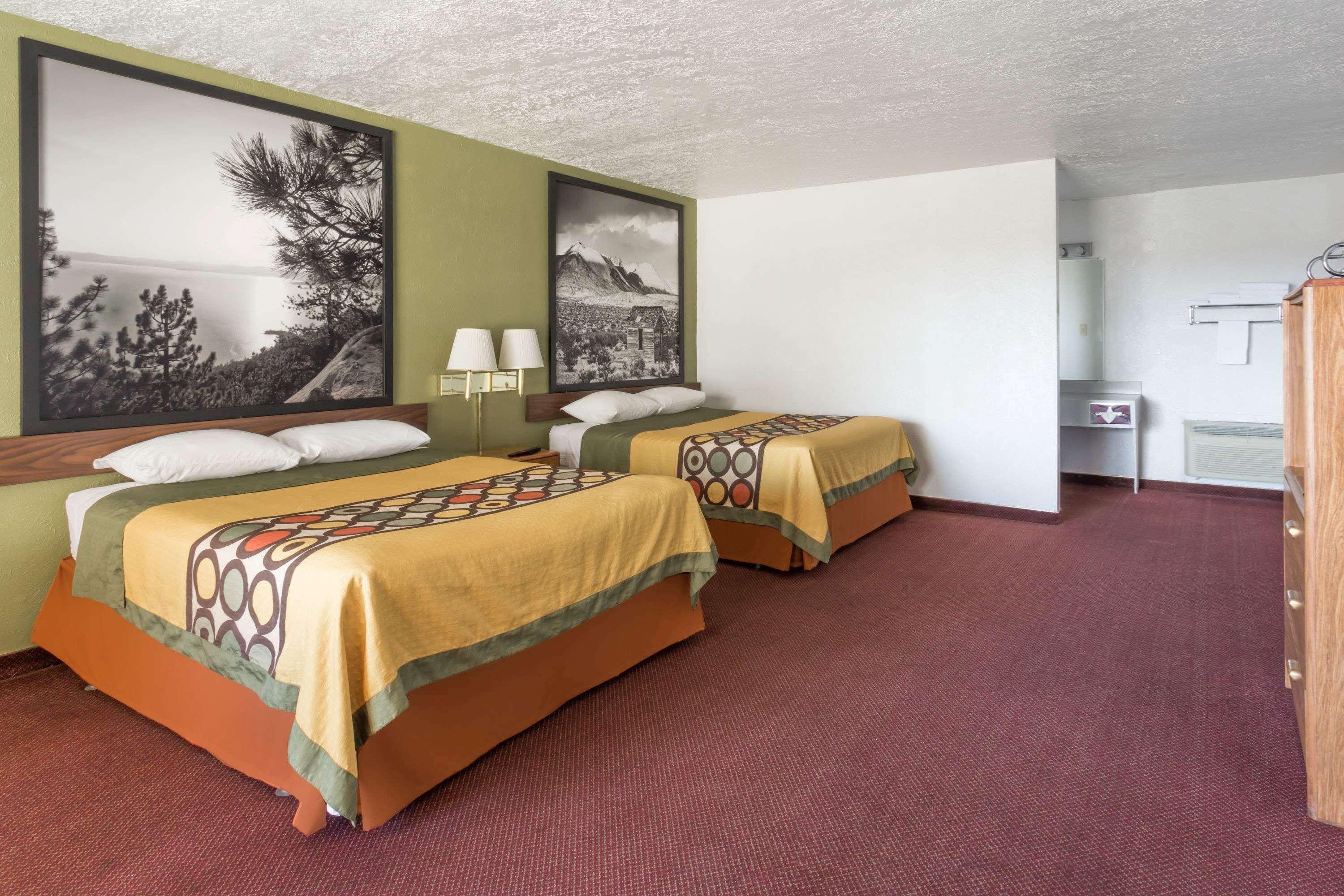 Super 8 By Wyndham Wells Hotel Exterior foto