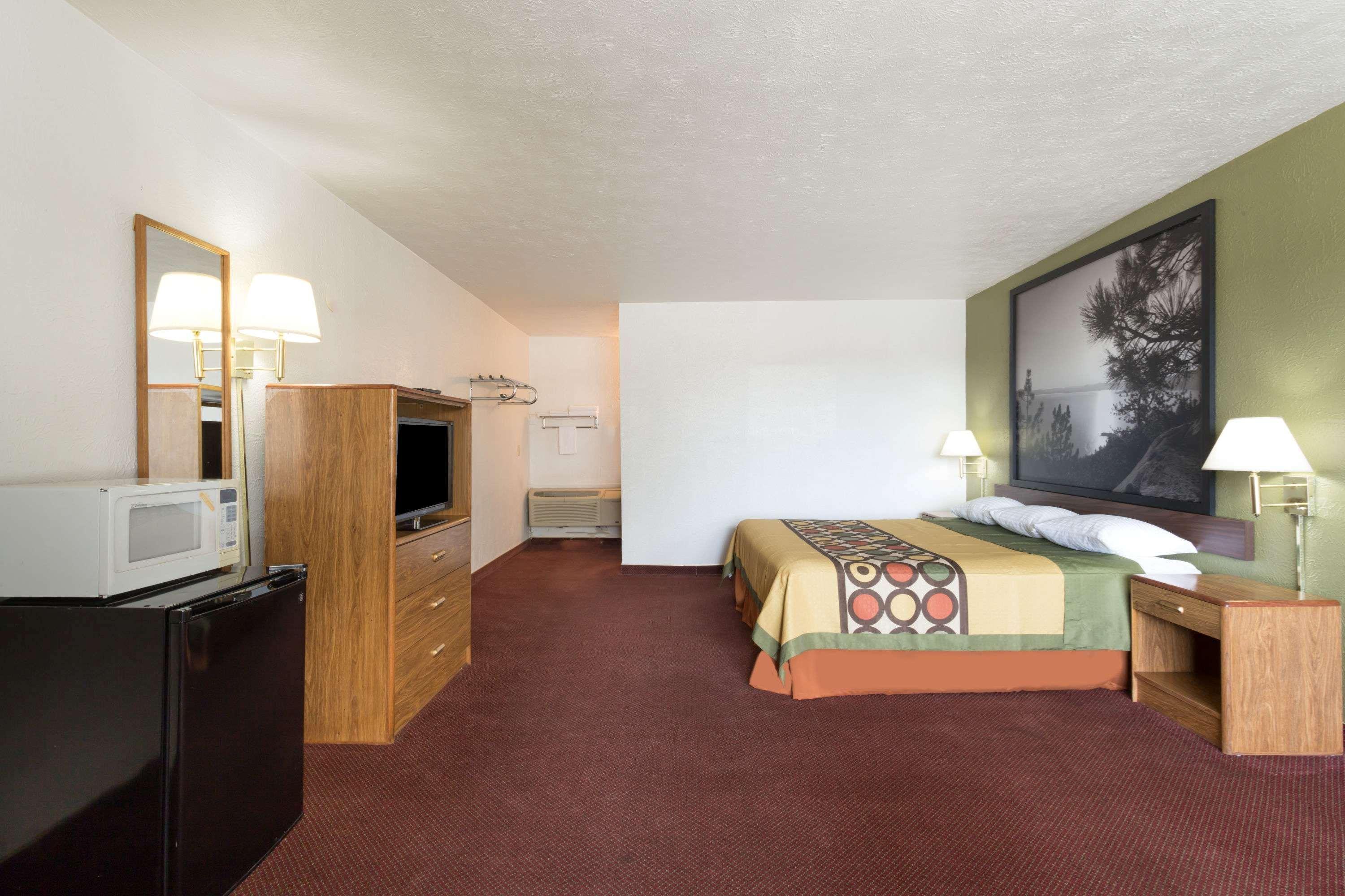 Super 8 By Wyndham Wells Hotel Exterior foto