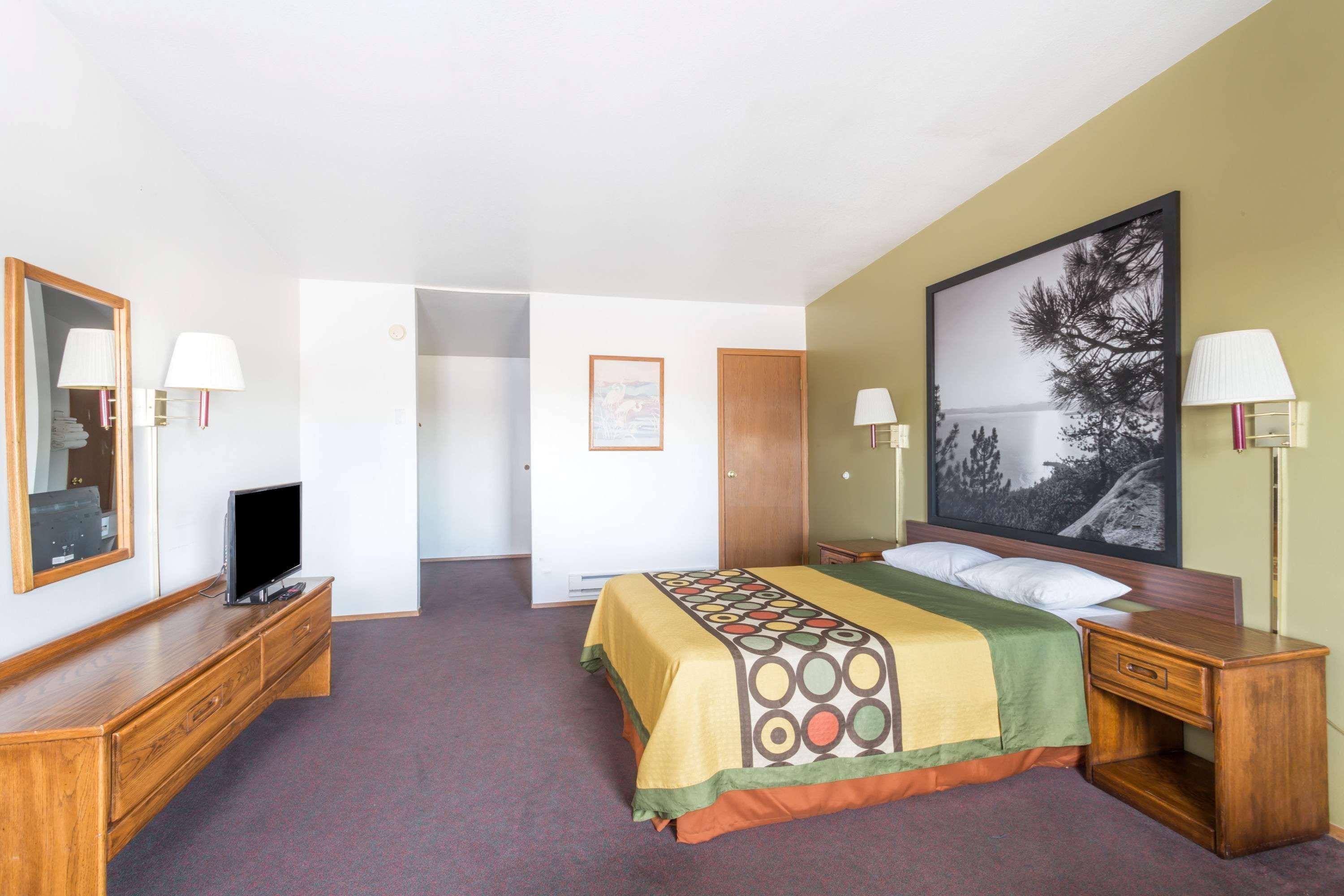 Super 8 By Wyndham Wells Hotel Exterior foto