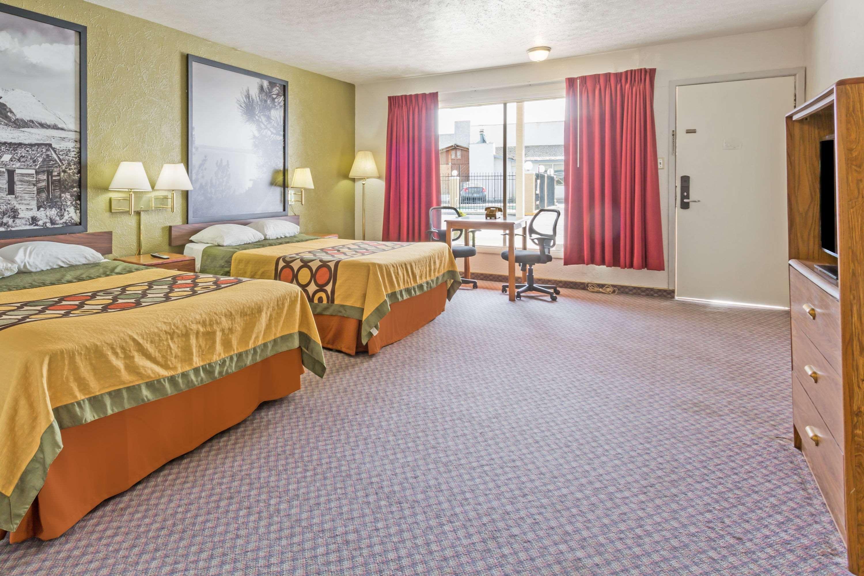 Super 8 By Wyndham Wells Hotel Exterior foto