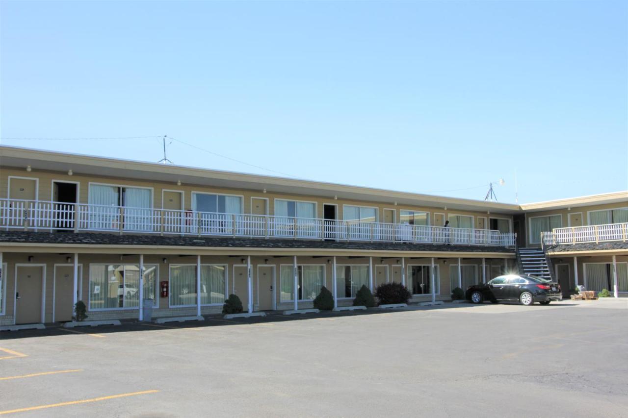 Super 8 By Wyndham Wells Hotel Exterior foto