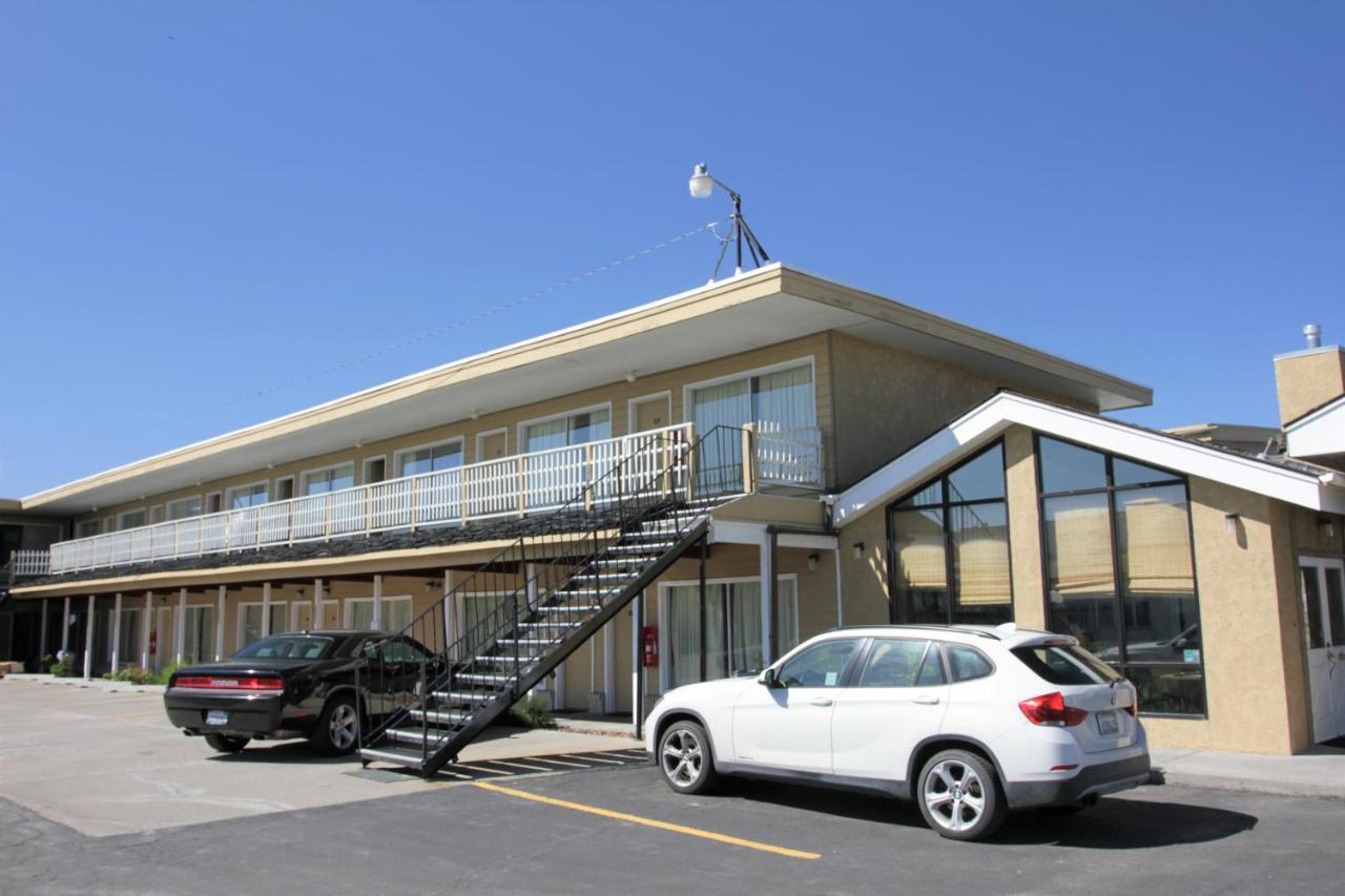 Super 8 By Wyndham Wells Hotel Exterior foto