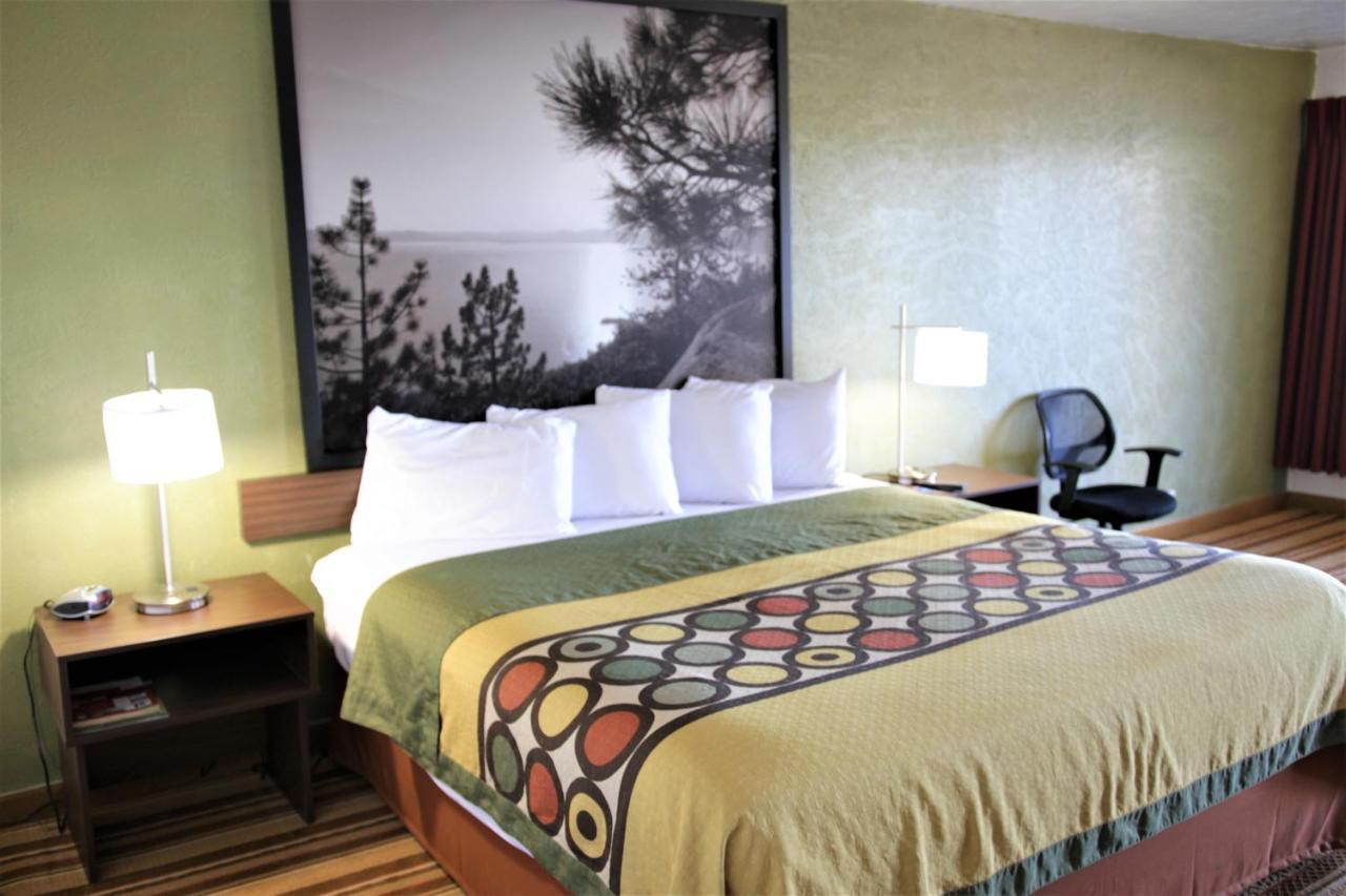 Super 8 By Wyndham Wells Hotel Exterior foto