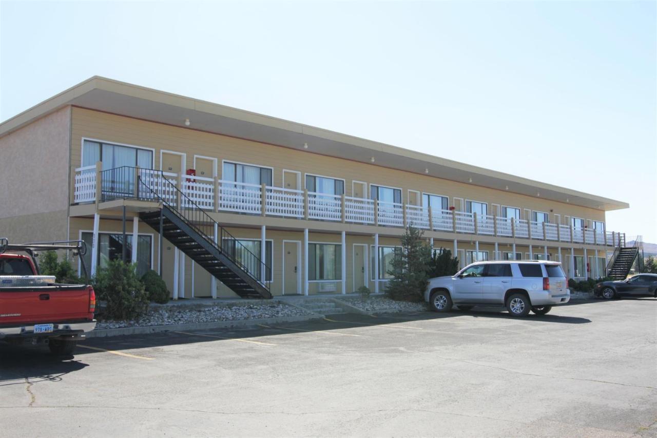 Super 8 By Wyndham Wells Hotel Exterior foto