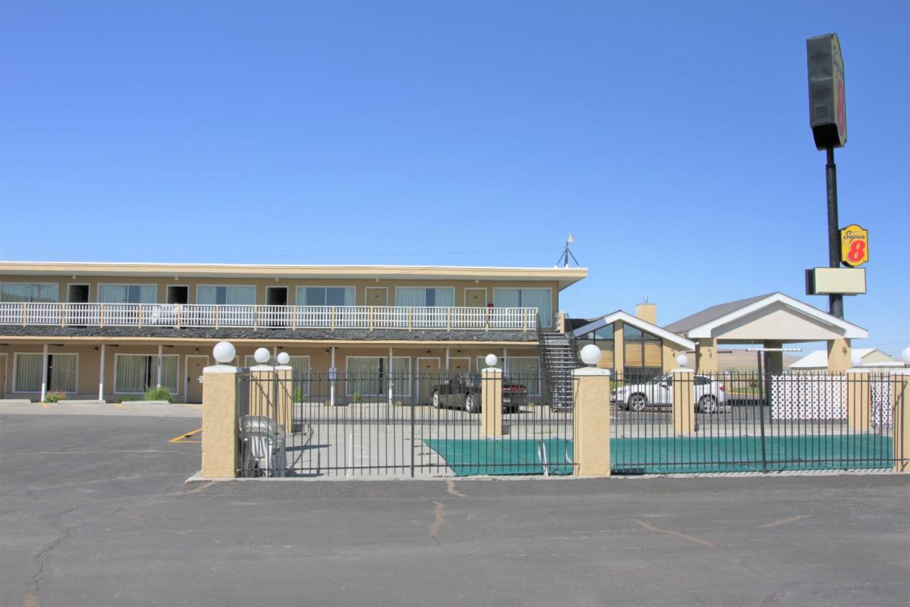 Super 8 By Wyndham Wells Hotel Exterior foto